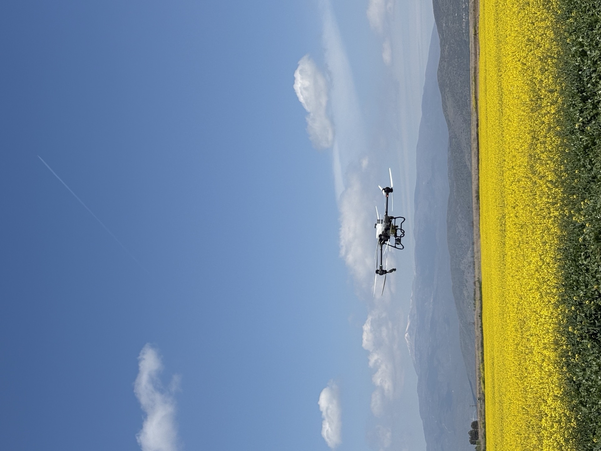 Το drone της Agrofly στον αέρα με φόντο χιονισμένο βουνό