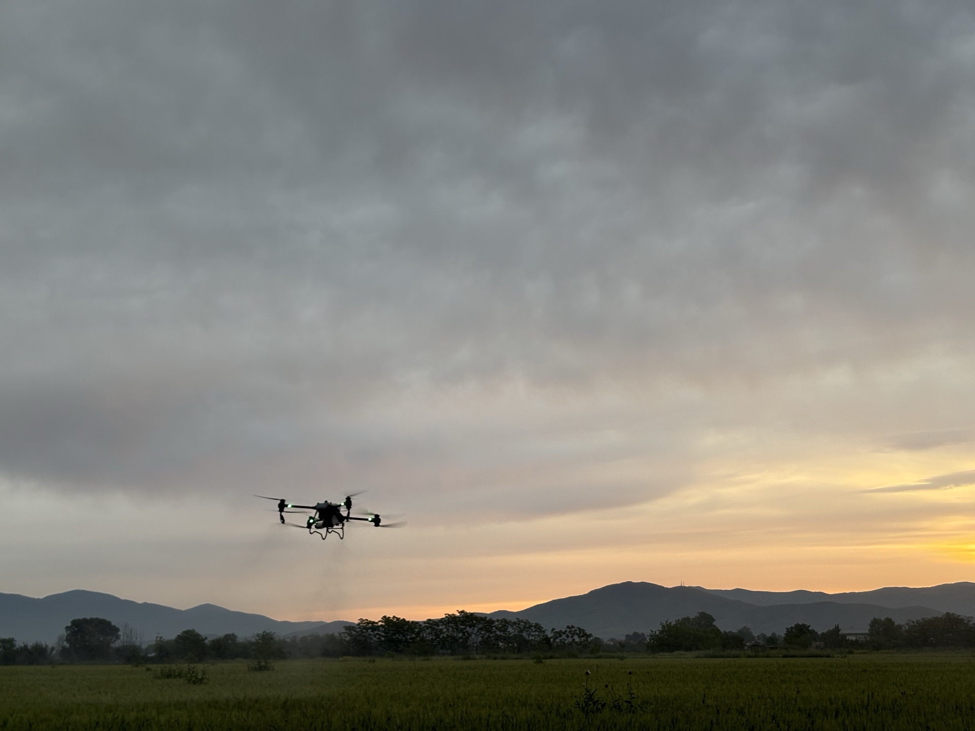 Το drone της Agrofly ψεκάζει το σούρουπο — οι εφαρμογές στα πάρκα γίνονται τις ήσυχες ώρες