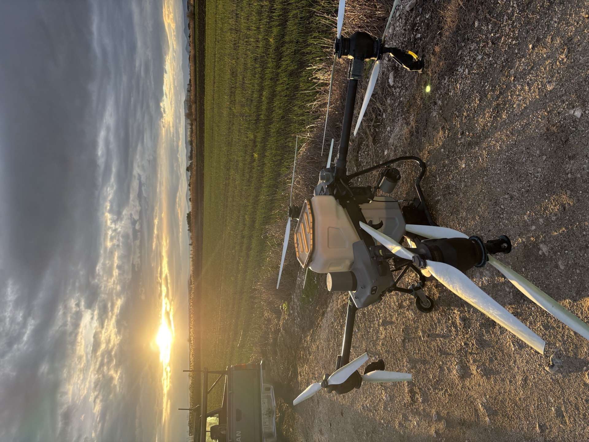 Το DJI Agras T50 στο έδαφος την ώρα του ηλιοβασιλέματος
